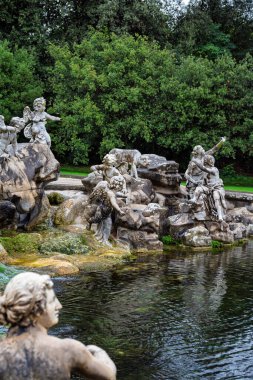 CASERTA, ITALY - 16 Ekim 2025 Caserta Kraliyet Sarayı 'nın geniş bahçelerindeki çarpıcı fıskiyeler, heykeller ve su özellikleri