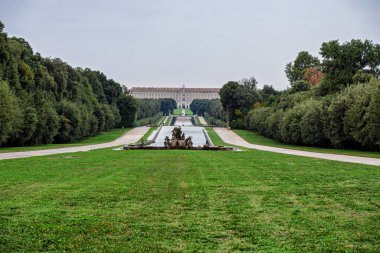 CASERTA, ITALY - 16 Ekim 2025 Caserta Kraliyet Sarayı 'nın geniş bahçelerindeki çarpıcı fıskiyeler, heykeller ve su özellikleri
