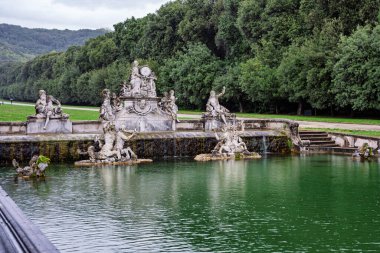 CASERTA, ITALY - 16 Ekim 2025 Caserta Kraliyet Sarayı 'nın geniş bahçelerindeki çarpıcı fıskiyeler, heykeller ve su özellikleri