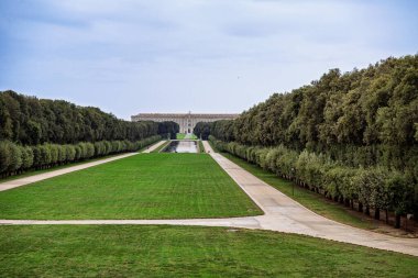 CASERTA, ITALY - 16 Ekim 2025 Caserta Kraliyet Sarayı 'nın geniş bahçelerindeki çarpıcı fıskiyeler, heykeller ve su özellikleri