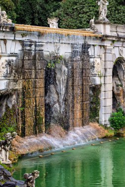 CASERTA, ITALY - 16 Ekim 2025 Caserta Kraliyet Sarayı 'nın geniş bahçelerindeki çarpıcı fıskiyeler, heykeller ve su özellikleri
