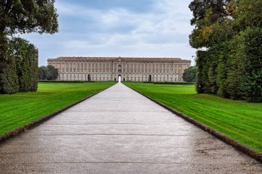 CASERTA, ITALY - 16 Ekim 2025 Caserta Kraliyet Sarayı 'nın geniş bahçelerindeki çarpıcı fıskiyeler, heykeller ve su özellikleri