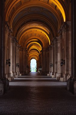 CASERTA, ITALY - 16 Ekim 2025 Caserta Kraliyet Sarayı 'nın geniş bahçelerindeki çarpıcı fıskiyeler, heykeller ve su özellikleri