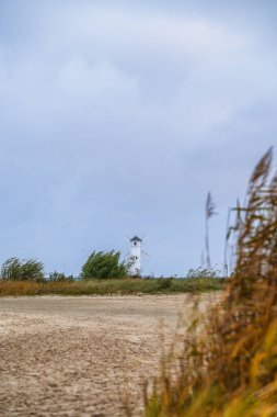 Baltık Denizi ve Stawa Mlyny, güneş doğarken rüzgar gülü şeklinde seyrüsefer feneri, Polonya 'nın Swinoujscie kentinin resmi sembolü.