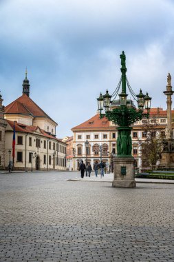 PRAGUE, CZECH REPUBLIC - 16 Kasım 2025: Güneşli bir sonbahar sabahı Hradcanske Meydanı 'ndaki eski şehir feneri.
