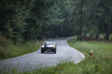 Hradec Kralove, Çek Cumhuriyeti - 6 Eylül 2025: İngiliz tarihi otomobili MG. Klasik araba ve motosikletler Çek ülke yolunda seyahat ediyor. Klasik araba buluşması..