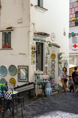 Amalfi, İtalya - 18 Ekim 2025 Amalfi şehri kıyı manzarası ve sonbahar sezonu boyunca tarihi mimari, turist ve liman faaliyetleri.