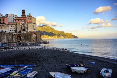 Atrani İtalya - 18 Ekim 2025: Vertiginous yamaçlar renkli köyler ve turkuaz sularla bezenmiş. İtalya 'nın en küçük Atrani kasabası, İtalya' nın Campania bölgesindeki Salerno eyaletinin Amalfi Sahili 'nde.