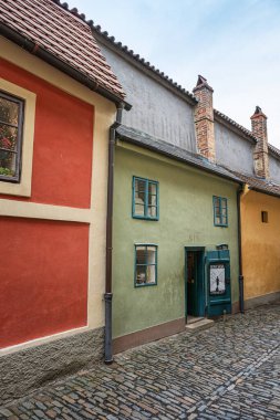 Prag, Çek Cumhuriyeti - 16 Kasım 2025: Golden Lane, Çek Cumhuriyeti Prag Kalesi 'nde bir sokak