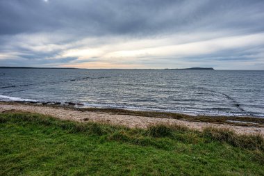 Sonbahar öğleden sonra, Almanya 'nın Rgen Adası' nın Dranske kenti yakınlarındaki Baltık Denizi kıyısında.