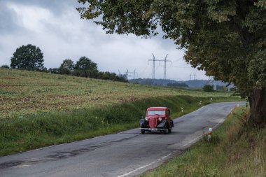 Hradec Kralove, Çek Cumhuriyeti - 6 Eylül 2025: Çekoslovak otomobil Tatra 57, 1943. Antika araba ve motosikletler Çek kırsalında seyahat ediyorlar. Klasik araba buluşması..