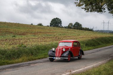 Hradec Kralove, Çek Cumhuriyeti - 6 Eylül 2025: Çekoslovak otomobil Tatra 57, 1943. Antika araba ve motosikletler Çek kırsalında seyahat ediyorlar. Klasik araba buluşması..