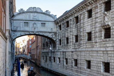 Gondol, İç Çekmeler Köprüsü 'ne doğru yüzüyor. Venedik, İtalya
