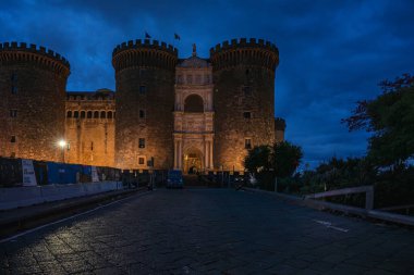 Napoli, İtalya - 17 Ekim 2025: Gece vakti Castel Nuovo 'nun bir resmi.