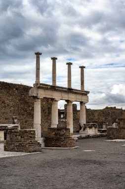 Pompei şehrinin antik kalıntıları, Napoli, İtalya. Pompei antik Pompei şehrinin görüntüsü, 1. yüzyılda İtalya 'nın Napoli kentinde meydana gelen Vesuvius Dağı' nın patlaması sonucu yok olan antik Roma kentidir.