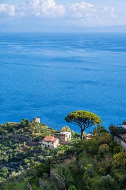 İtalya 'nın Amalfi Sahili' ndeki Ravello köyünün manzarası. Amalfi sahilinin muhteşem manzarası. Ravello, İtalya. 
