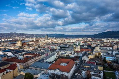 LINZ, AUSTRIA - 22 Kasım 2025: Linz şehir merkezi ve Tuna Nehri 'nin Avusturya' daki panoramik manzarası. Linz, Avusturya 'nın üçüncü büyük şehridir..