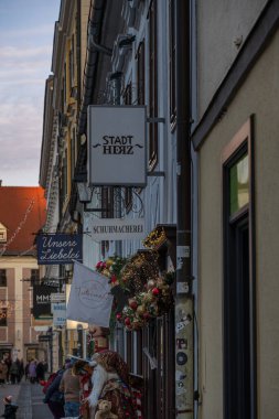 LINZ, AUSTRIA - 22 Kasım 2025: Advent 'in başındaki şehir sokakları