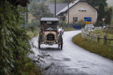 Hradec Kralove, Çek Cumhuriyeti - 6 Eylül 2025: 1908 Amerikan arabası Buick. Antika araba ve motosikletler Çek kırsalında seyahat ediyorlar. Klasik araba buluşması..