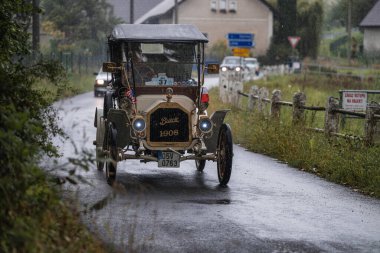 Hradec Kralove, Çek Cumhuriyeti - 6 Eylül 2025: 1908 Amerikan arabası Buick. Antika araba ve motosikletler Çek kırsalında seyahat ediyorlar. Klasik araba buluşması..