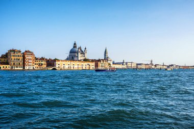 Venedik, İtalya - 13 Ekim 2025 Venedik Lagününden geçen bir yolcu gemisinden Venedik ve yakındaki adaların görüntüsü.