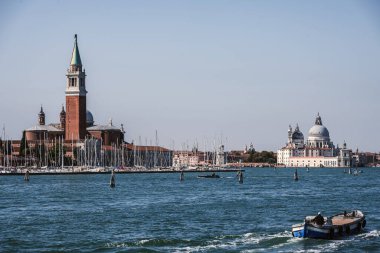 Venedik, İtalya - 13 Ekim 2025 Venedik Lagününden geçen bir yolcu gemisinden Venedik ve yakındaki adaların görüntüsü.