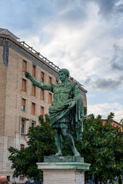 Napoli, İtalya - 17 Ekim 2025: Limanın yakınındaki şehir sokaklarının akşam manzarası.