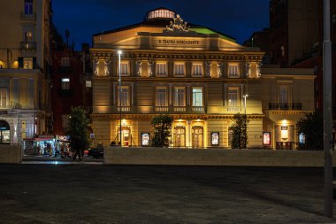 Napoli, İtalya - 17 Ekim 2025: Limanın yakınındaki şehir sokaklarının akşam manzarası.