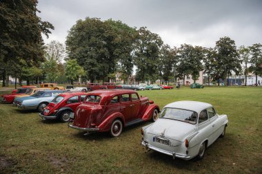Hradec Kralove, Çek Cumhuriyeti - 6 Eylül 2025: Çek otoyolu üzerinde seyahat eden klasik araba ve motosikletler. Klasik araba buluşması..