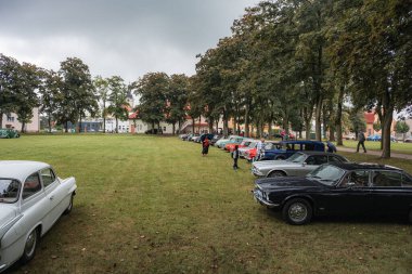 Hradec Kralove, Çek Cumhuriyeti - 6 Eylül 2025: Çek otoyolu üzerinde seyahat eden klasik araba ve motosikletler. Klasik araba buluşması..