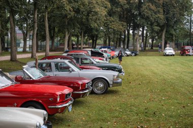 Hradec Kralove, Çek Cumhuriyeti - 6 Eylül 2025: Çek otoyolu üzerinde seyahat eden klasik araba ve motosikletler. Klasik araba buluşması..