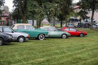 Hradec Kralove, Çek Cumhuriyeti - 6 Eylül 2025: Çek otoyolu üzerinde seyahat eden klasik araba ve motosikletler. Klasik araba buluşması..