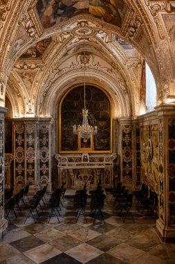 AMALFI, ITALY - 18 Ekim 2025: Duomo 'nun iç kısımları ve ayrıntıları, Amalfi katedrali, 1208 yılında Piazza del Duomo, Campania, İtalya' daki ortaçağ Katolik katedralinde inşa edildi.. 