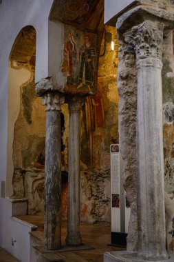 AMALFI, ITALY - 18 Ekim 2025: Duomo 'nun iç kısımları ve ayrıntıları, Amalfi katedrali, 1208 yılında Piazza del Duomo, Campania, İtalya' daki ortaçağ Katolik katedralinde inşa edildi.. 