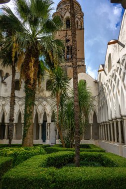 AMALFI, ITALY - 18 Ekim 2025: Duomo 'nun iç kısımları ve ayrıntıları, Amalfi katedrali, 1208 yılında Piazza del Duomo, Campania, İtalya' daki ortaçağ Katolik katedralinde inşa edildi.. 