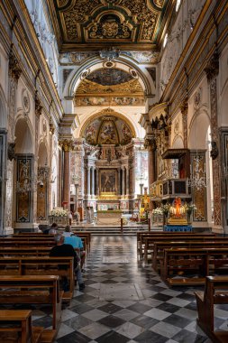 AMALFI, ITALY - 18 Ekim 2025: Duomo 'nun iç kısımları ve ayrıntıları, Amalfi katedrali, 1208 yılında Piazza del Duomo, Campania, İtalya' daki ortaçağ Katolik katedralinde inşa edildi.. 