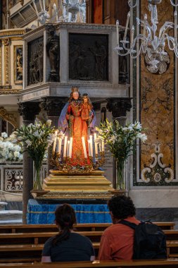AMALFI, ITALY - 18 Ekim 2025: Duomo 'nun iç kısımları ve ayrıntıları, Amalfi katedrali, 1208 yılında Piazza del Duomo, Campania, İtalya' daki ortaçağ Katolik katedralinde inşa edildi.. 