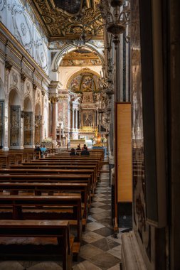 AMALFI, ITALY - 18 Ekim 2025: Duomo 'nun iç kısımları ve ayrıntıları, Amalfi katedrali, 1208 yılında Piazza del Duomo, Campania, İtalya' daki ortaçağ Katolik katedralinde inşa edildi.. 
