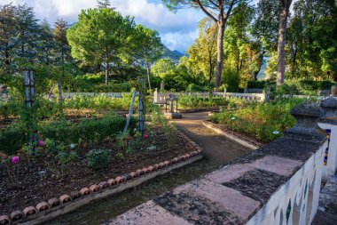 Ravello, İtalya - 18 Ekim 2025 İtalyan kasabası Ravello 'daki Villa Cimbrone Bahçeleri.