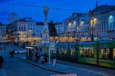 Linz, Avusturya - 22 Kasım 2025: Ana meydanda Advent pazarı.