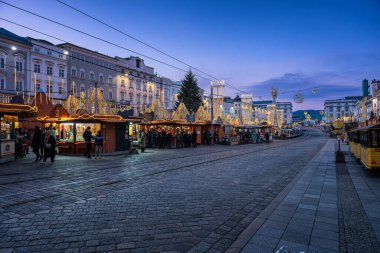 Linz, Avusturya - 22 Kasım 2025: Ana meydanda Advent pazarı.