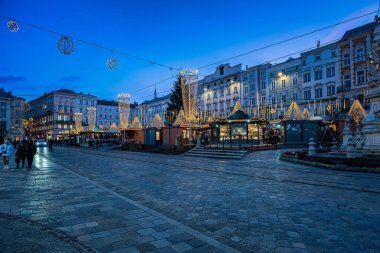 Linz, Avusturya - 22 Kasım 2025: Ana meydanda Advent pazarı.