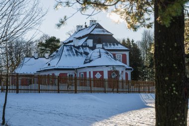 Soğuk ve sisli gün doğumu ve şafak kırsalda