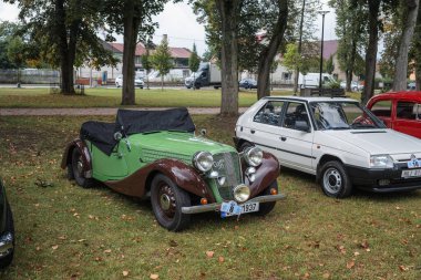 Hradec Kralove, Çek Cumhuriyeti - 6 Eylül 2025: Çek otoyolu üzerinde seyahat eden klasik araba ve motosikletler. Klasik araba buluşması..