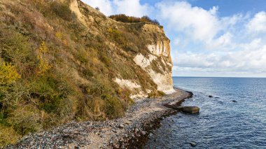 Baltık Denizi 'ndeki Rgen adasındaki Kap Arkona' nın deniz feneri ve tebeşirle kaplı uçurumları Almanya 'da geziyor.