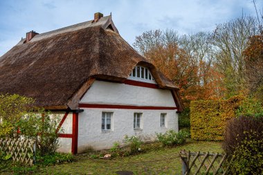 Almanya 'nın Rgen Adası' ndaki Putgarten köyünde geleneksel evler