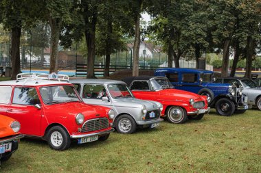 Hradec Kralove, Çek Cumhuriyeti - 6 Eylül 2025: Çek otoyolu üzerinde seyahat eden klasik araba ve motosikletler. Klasik araba buluşması..