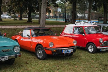 Hradec Kralove, Çek Cumhuriyeti - 6 Eylül 2025: Çek otoyolu üzerinde seyahat eden klasik araba ve motosikletler. Klasik araba buluşması..