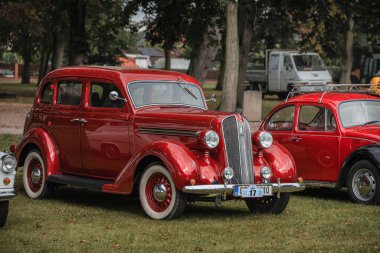 Hradec Kralove, Çek Cumhuriyeti - 6 Eylül 2025: Çek otoyolu üzerinde seyahat eden klasik araba ve motosikletler. Klasik araba buluşması..