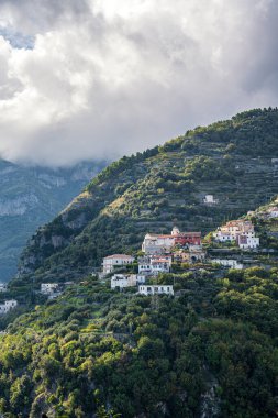 Ravello 'da mimari ve dağların olduğu sokak sahnesi, Amalfi Sahili, Campania, İtalya